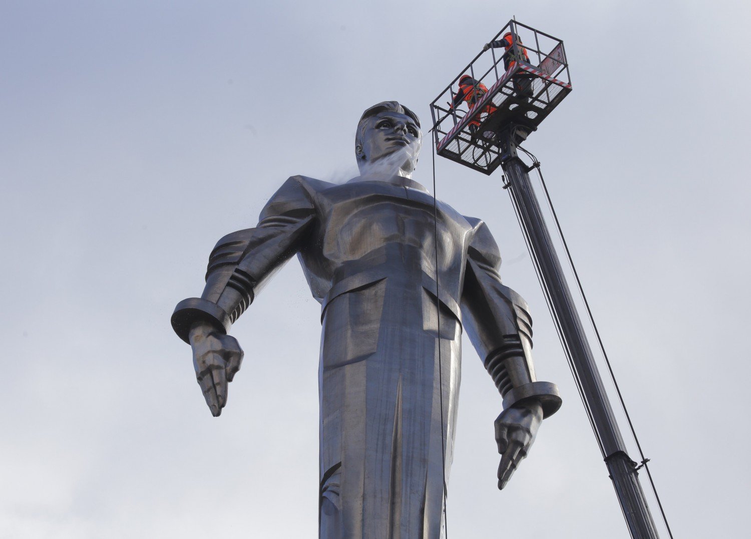 Памятник юрию гагарину в москве на ленинском проспекте