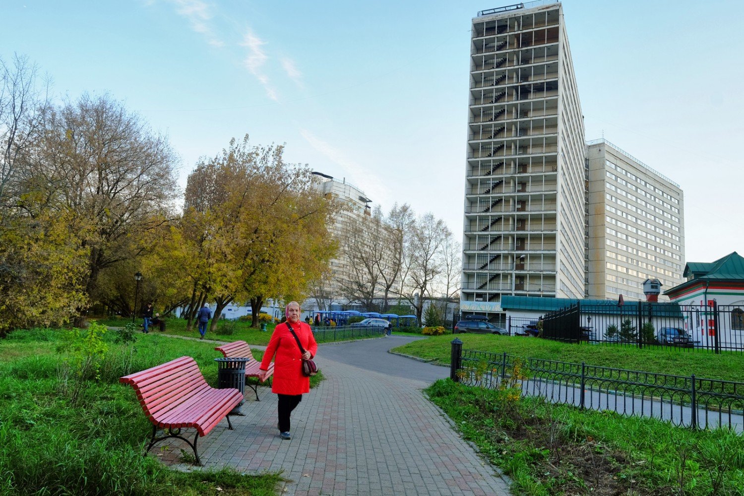 За Калужской заставой - Тренировки на свежем воздухе. Спортплощадка у  общежития МГУ пользуется популярностью