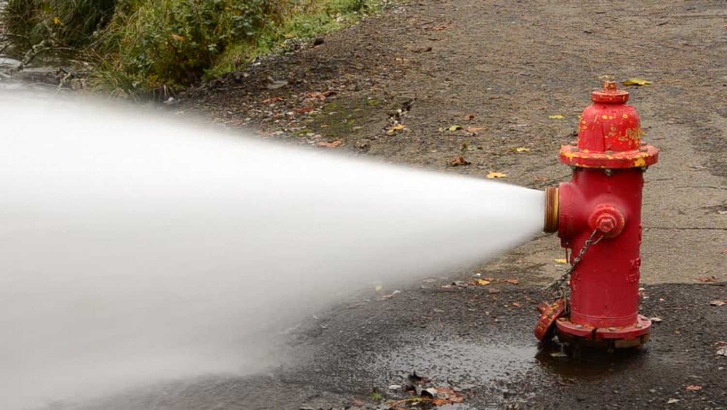 Вода из пожарного гидранта