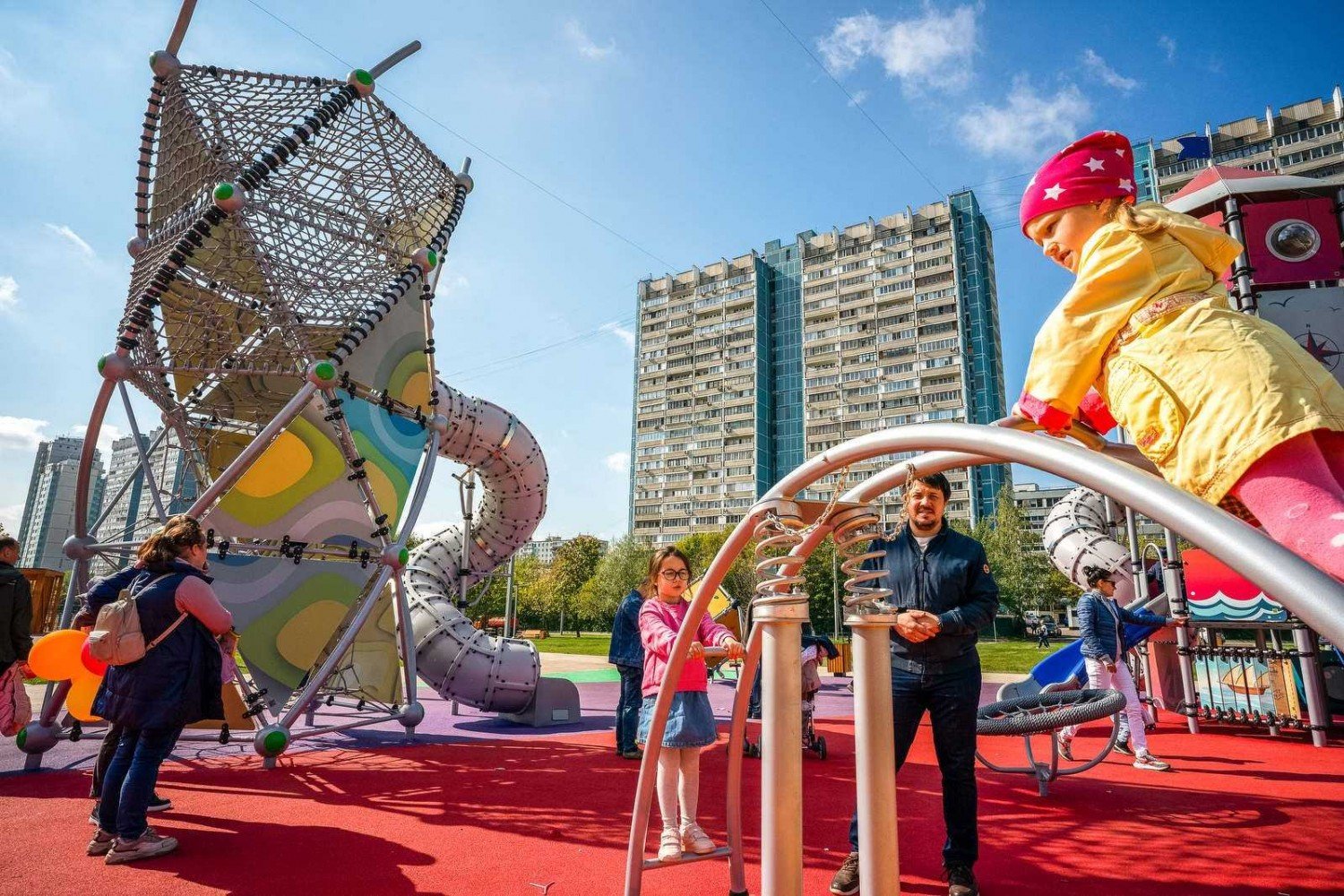 Ясенево - Прогулка среди цветущих холмов. В Ясенево появился городской сад  с амфитеатром