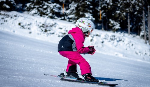 Юные спортсмены могут тренироваться на горнолыжной трассе на Старокачаловской улице