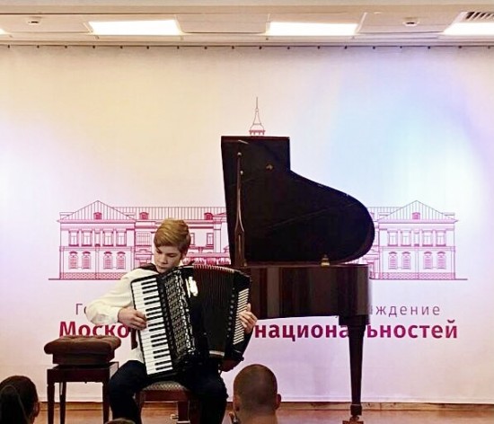 Воспитанник музыкальной школы им. Иванова-Крамского выступил на концерте "Восток встречает запад"