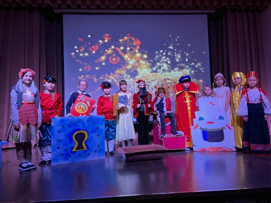 Ученики школы №1101 в преддверии Нового года поставили спектакль "Вовка в тридевятом царстве"