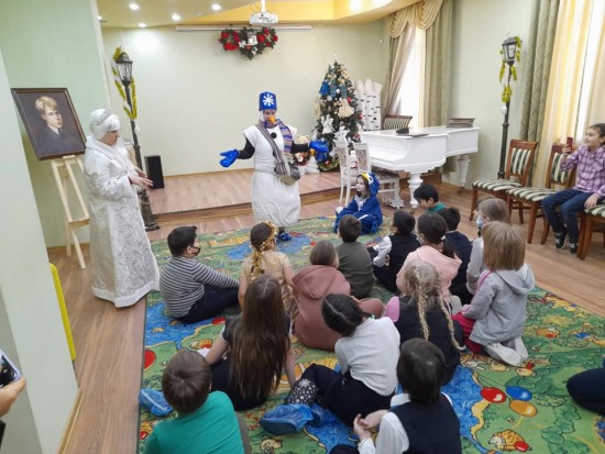 В библиотеке Есенина прошел новогодний праздник для детей «Чудеса у ангельской елки»