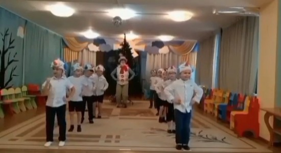 Дошкольные группы школы №170 приняли участие в танцевальном челлендже "Новогодний серпантин"