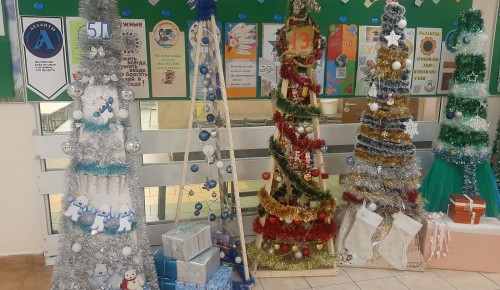 Южнобутовскую школу украсили сотнями дизайнерских елок