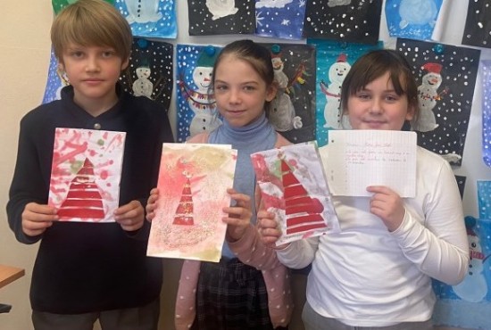 Ученики школы №1532 получили поздравительные открытки к Новому году от своих французских сверстников