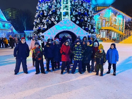 Воспитанники школы № 199 посетили Московскую усадьбу Деда Мороза
