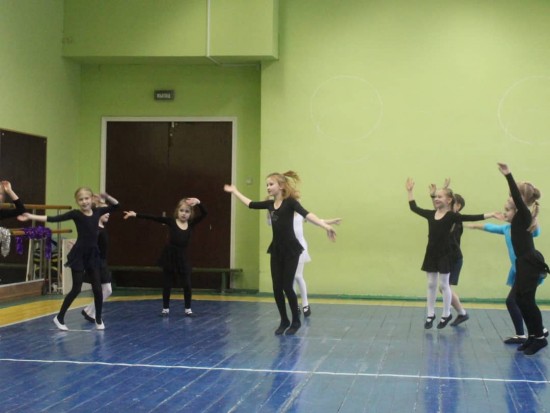 Студия хореографии "Фонарики" школы №46 провела онлайн-урок для родителей