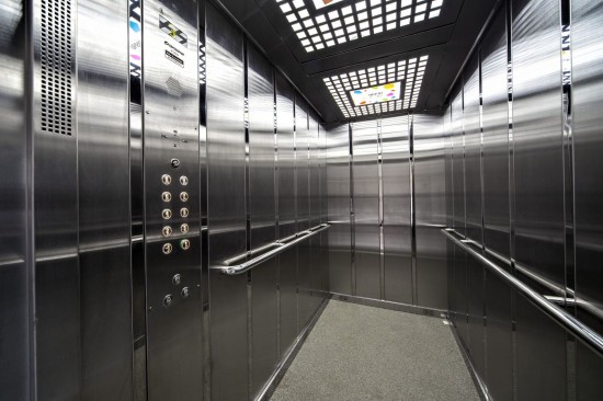 В ЮЗАО в течение 2021 года заменили 499 лифтов в жилых домах