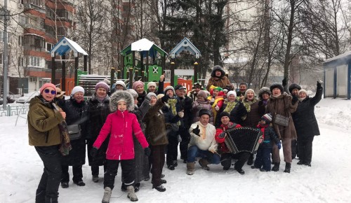 Жители Теплого Стана приняли участие в празднике "Путешествие в Рождество"