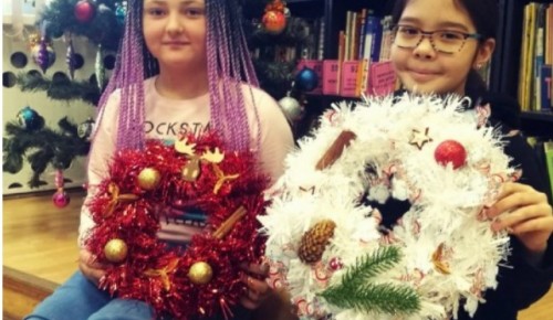 Библиотека Котловки провела для ребят мастер-класс «Рождественский венок»