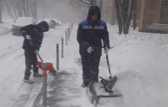 Жилищник Ломоносовского района рассказал об уборке снега во дворах