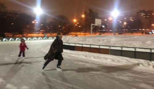 «Альмега» провела весёлые старты на коньках