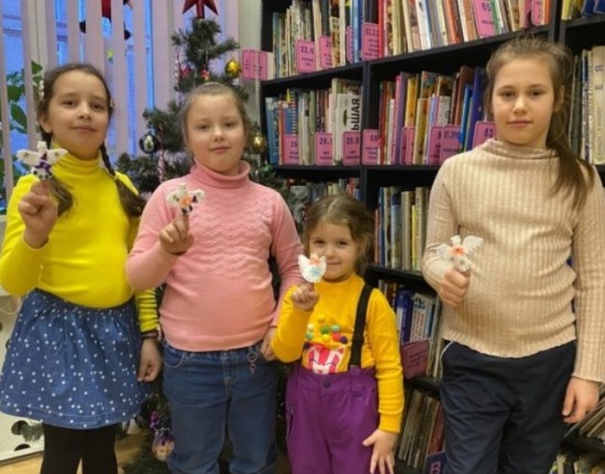 Библиотека Котловки провела для ребят мастер-класс «Рождественский ангел»