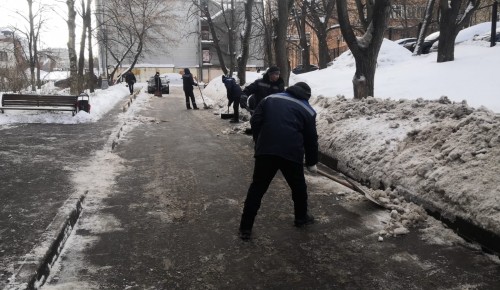 Жилищник Ломоносовского района занимается расчисткой улиц после сильного снегопада