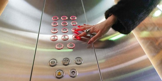 В Москве в 2022 году больше всего лифтов обновят в ЮЗАО