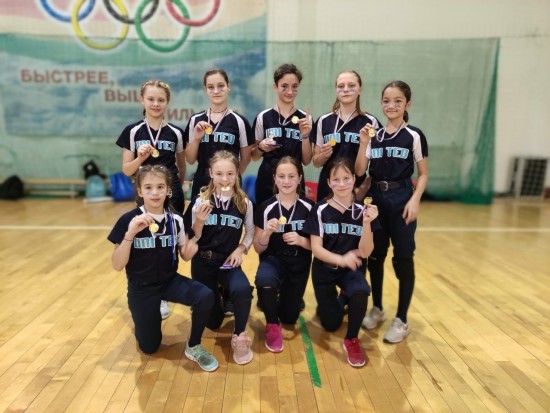 Ученицы школы №1205 в составе сборной заняли первое место в Первенстве по софтболу