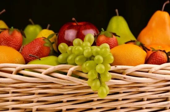 Волонтеры социальной службы Троицкого храма в Старых Черемушках раздали свежие фрукты нуждающимся