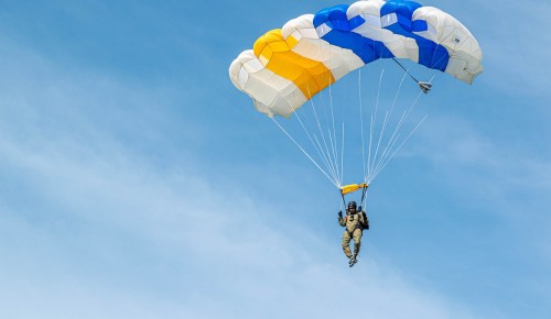 Ученики школы №1694 совершили прыжок с парашютом в рамках программы «Юный парашютист»