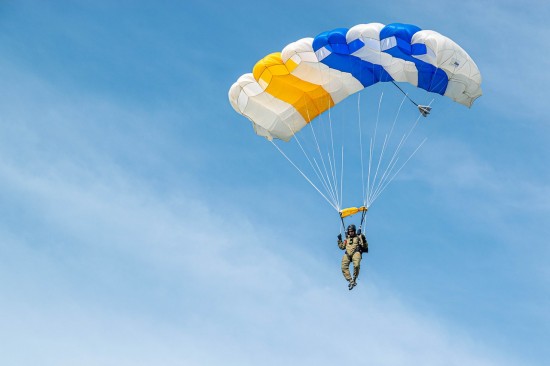 Ученики школы №1694 совершили прыжок с парашютом в рамках программы «Юный парашютист»