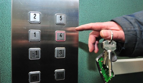 В домах на юго-западе Москвы заменили почти 500 лифтов