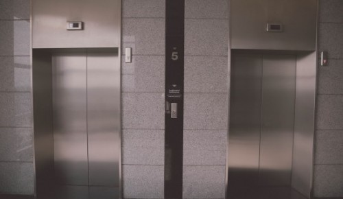 Более 300 лифтов заменят в этом году в ЮЗАО