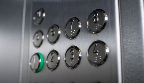 В ЮЗАО заменят более 300 лифтов в этом году