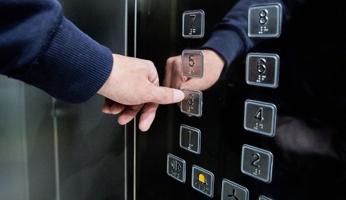 В ЮЗАО в этом году заменят более 300 лифтов