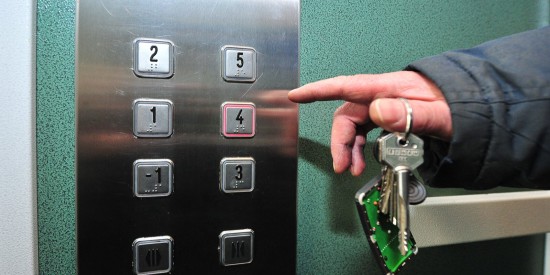 В домах на юго-западе Москвы заменили почти 500 лифтов
