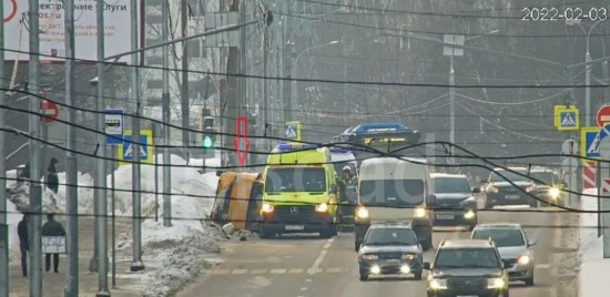 На Новоясеневском проспекте ограничено движение из-за опрокинувшегося автомобиля