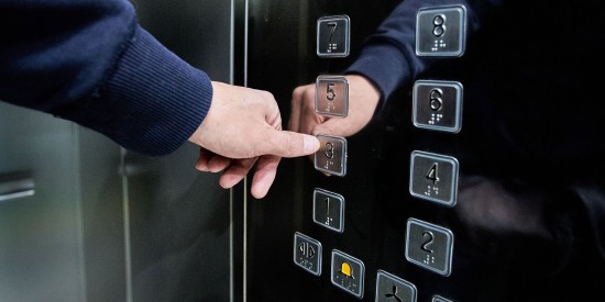 На юго-западе Москвы заменят более 300 лифтов