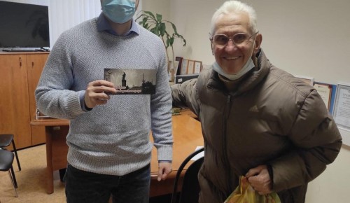 Заместитель главы управы Зюзина вручил подарок жителю блокадного Ленинграда