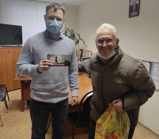 Заместитель главы управы Зюзина вручил подарок жителю блокадного Ленинграда