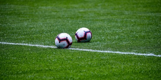 На улице Паустовского завершены основные работы по строительству футбольного поля