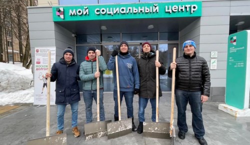 Молодёжный совет Ломоносовского района вышел на борьбу со снегом