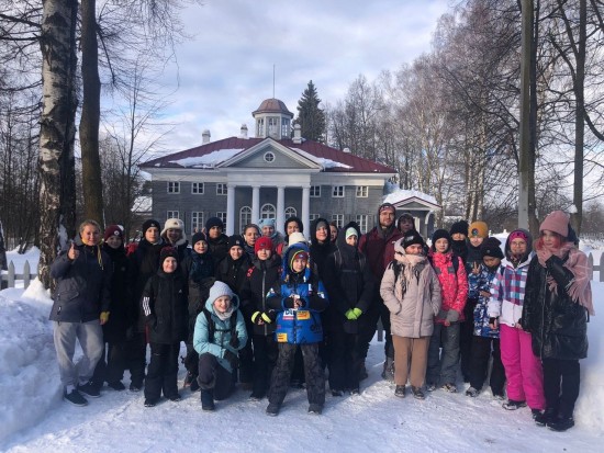 Школьники района Черемушки совершили поход с посещением усадьбы Захарово