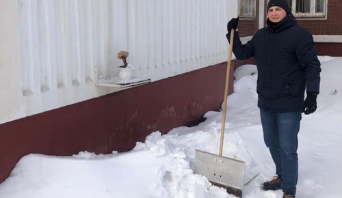 Активисты ТЦСО «Ломоносовский» расчистили территорию памятника Одинцову от снега