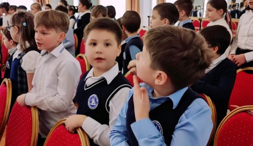 В школе при Андреевском монастыре с младшеклассниками пообщался духовный попечитель