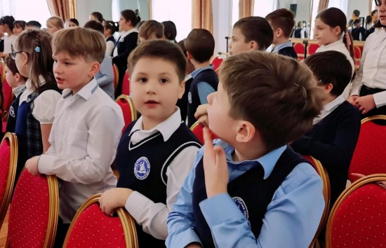 В школе при Андреевском монастыре с младшеклассниками пообщался духовный попечитель