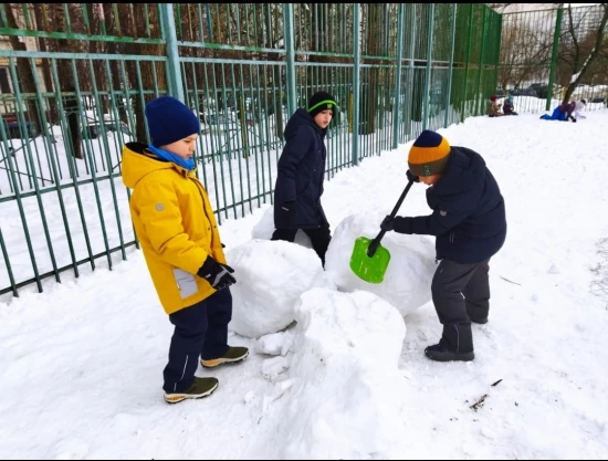 В школе №536 прошел конкурс снежных фигур