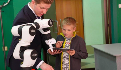 Ученики центра реабилитации в Москве осваивают естественные науки и программирование с помощью робота