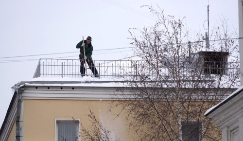 Погибшая на востоке столицы проигнорировала меры безопасности при чистке крыши