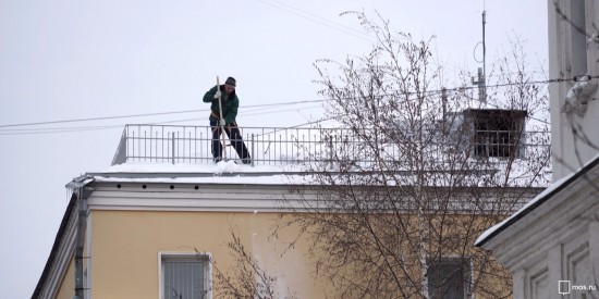 Погибшая на востоке столицы проигнорировала меры безопасности при чистке крыши