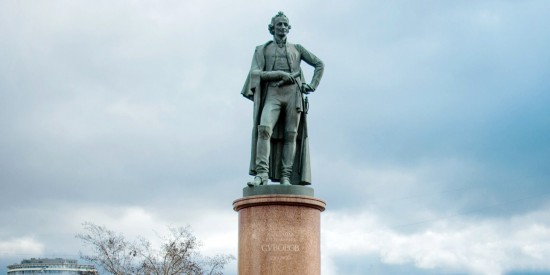 Молодежь Москвы возложила цветы к памятнику Александру Суворову