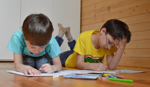 Жители Ломоносовского района могут поучаствовать в конкурсе детского рисунка "Наследие моего района"