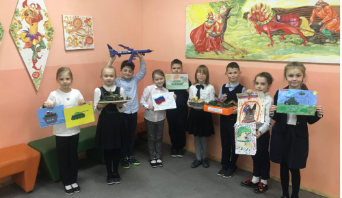 В школе №1355 прошла выставка декоративно-прикладного творчества «Юные патриоты России»