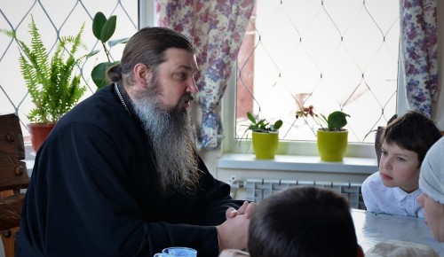 В храме Патриарха Московского в Зюзине прошла встреча настоятеля с воспитанниками Воскресной школы