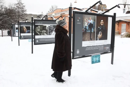 В Воронцовском парке открылась фотовыставка о любви и красоте пенсионеров