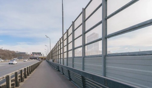 На Андреевском автодорожном мосту установили шумозащитный экран